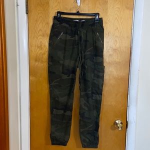 hollister size small ultra high rise camo pants